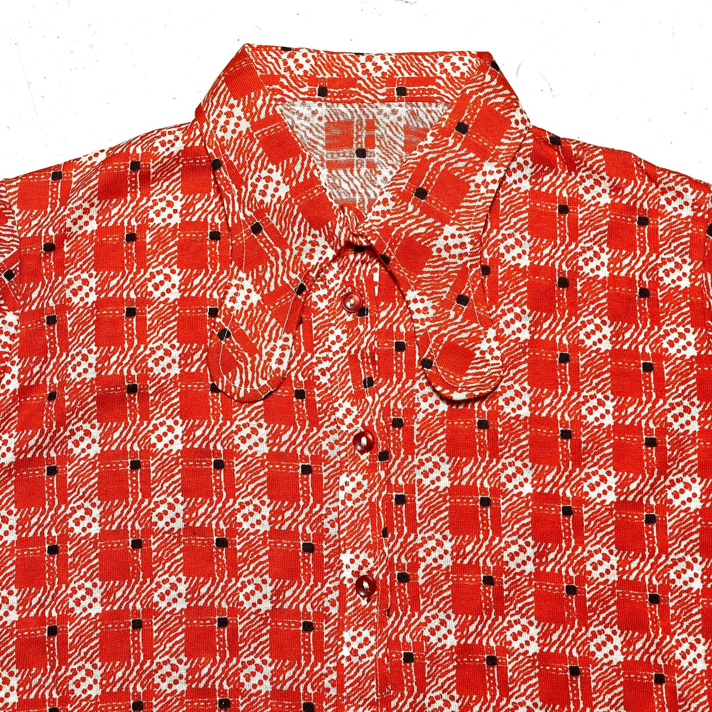 70s Mod flashy checkered red/white shirt with rounded beagle collar, new & unworn